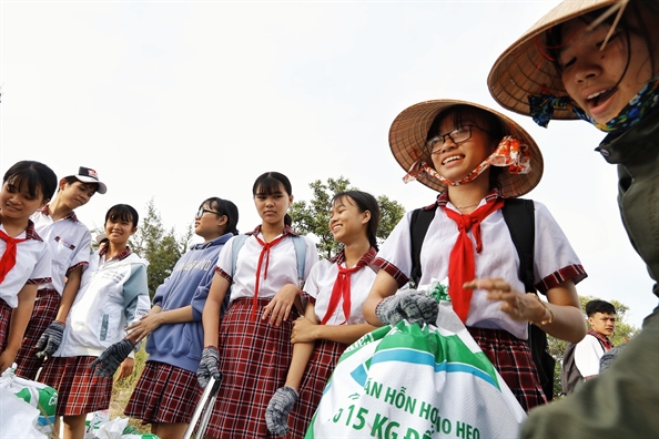 Hàng[-]trăm[-]người[-]xắn[-]tay[-]áo[-]làm[-]sạch[-]đảo[-]Thạnh[-]An